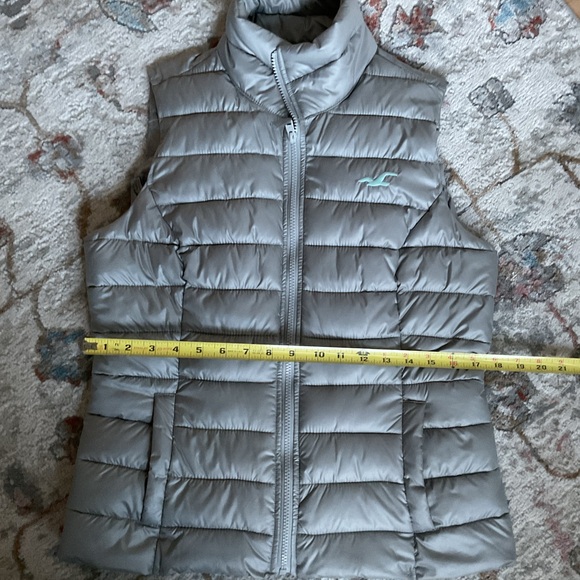 Hollister Silver Lightweights Puffer Vest - Picture 14 of 15